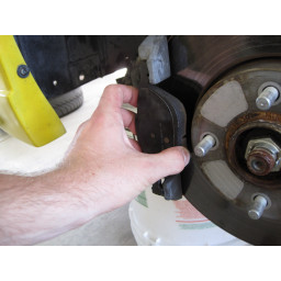 2005-2007 Ford Focus Замена передних тормозных колодок